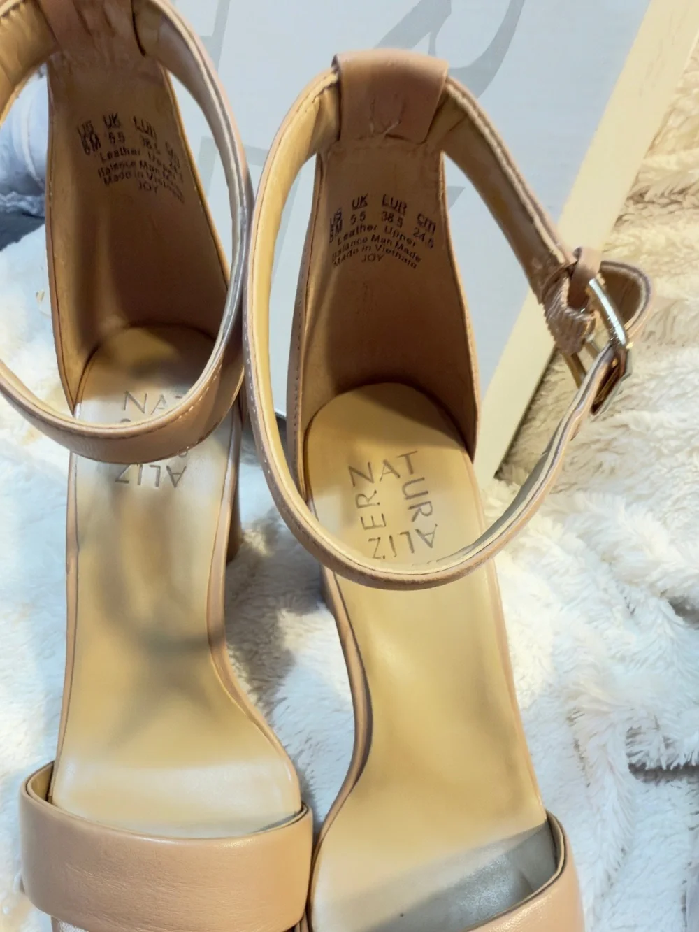 Naturalizer ‘Joy’ Heeled Sandal in a Crème Brulee Size 8 New in box